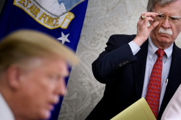 John Bolton, alors conseiller américain à la sécurité nationale, écoute le président Donald Trump parler à la presse avant une rencontre avec le Premier ministre hongrois, Viktor Orban, à la Maison Blanche à Washington, le 13 mai 2019 ( AFP / Brendan Smialowski )