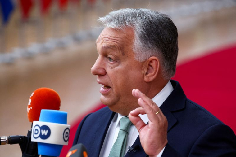 Le Premier ministre hongrois Viktor Orbán s'adresse aux médias alors qu'il participe au sommet des dirigeants de l'Union Européenne à Bruxelles, en Belgique