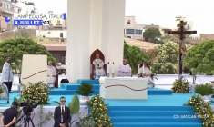 Le pape déplore les "décisions" menant à la mort de migrants en mer, depuis Lampedusa