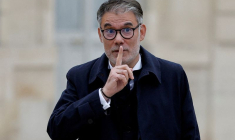 Le président français Macron rencontre les partis au palais de l'Élysée, à Paris