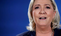 LE PEN "BIENVENUE" À LA MANIF CONTRE L'ANTISÉMITISME, ANNONCE FAURE