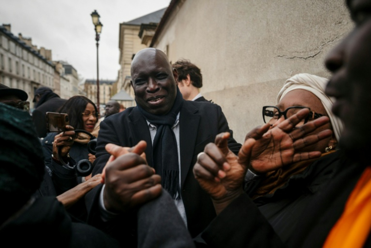 Madiambal Diagne à sa sortie de la cour d'appel de Versailles le 25 novembre 2025 ( AFP / Dimitar DILKOFF )
