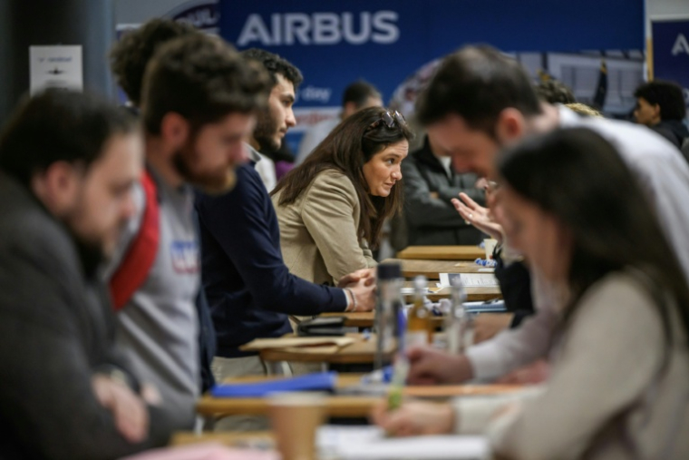Des candidats et des représentants d'entreprises lors d'un "Aéroday", une journée de recrutement dédiée à la filière aéronautique, le 22 janvier 2026 à Toulouse ( AFP / Ed JONES )