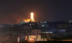 Une explosion sur un site militaire dans le secteur d'al-Eis, au sud d'Alep, le 21 septembre 2026 en Syrie ( AFP / Abdulaziz KETAZ )