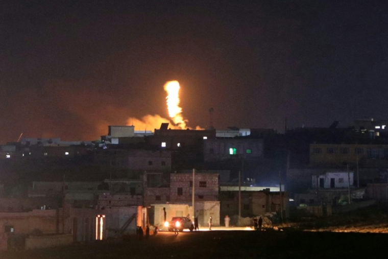 Une explosion sur un site militaire dans le secteur d'al-Eis, au sud d'Alep, le 21 septembre 2026 en Syrie ( AFP / Abdulaziz KETAZ )