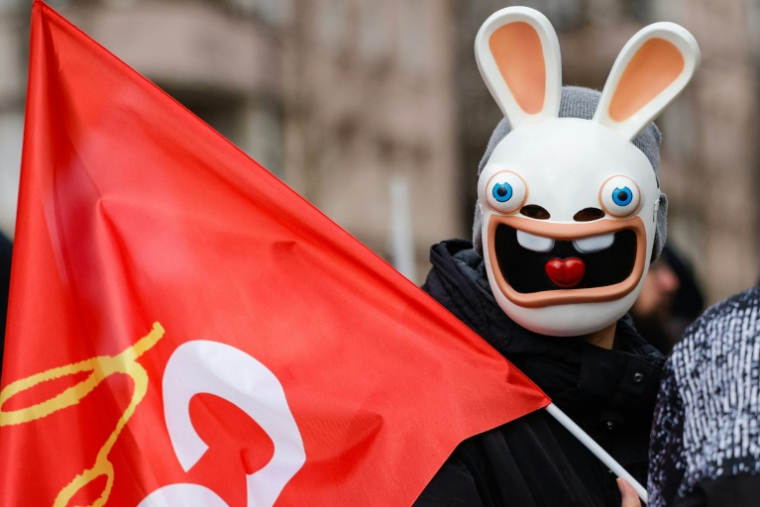 Un salarié d'Ubisoft mobilisé lors d'un rassemblement à l'occasion d'un appel à la grève, devant le siège du groupe à Saint-Mandé, en région parisienne, le 10 février 2026 ( AFP / GEOFFROY VAN DER HASSELT )