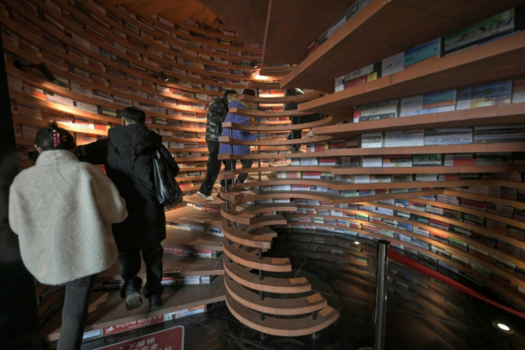 Des clients dans une librairie de Tianjin, dans le nord de la Chine, 9 décembre 2025  ( AFP / Adek BERRY )