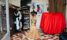 Vue d'ensemble d'une robe en raphia créée par le styliste gabonais Chouchou Lazare, dans son atelier à Libreville, le 9 février 2026 ( AFP / Nao Mukadi )