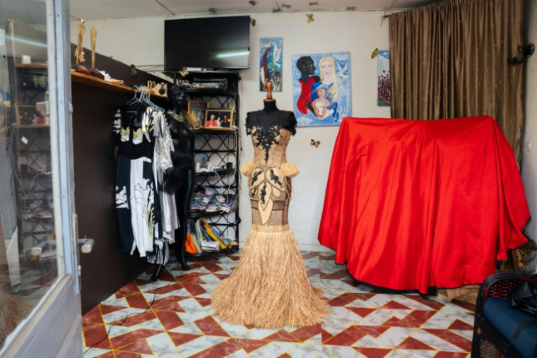 Vue d'ensemble d'une robe en raphia créée par le styliste gabonais Chouchou Lazare, dans son atelier à Libreville, le 9 février 2026 ( AFP / Nao Mukadi )