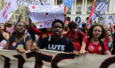 Des partisans du président de gauche Lula manifestent contre l'extrême droite à Rio de Janeiro, le 7 octobre 2026 ( AFP / Pablo PORCIUNCULA )