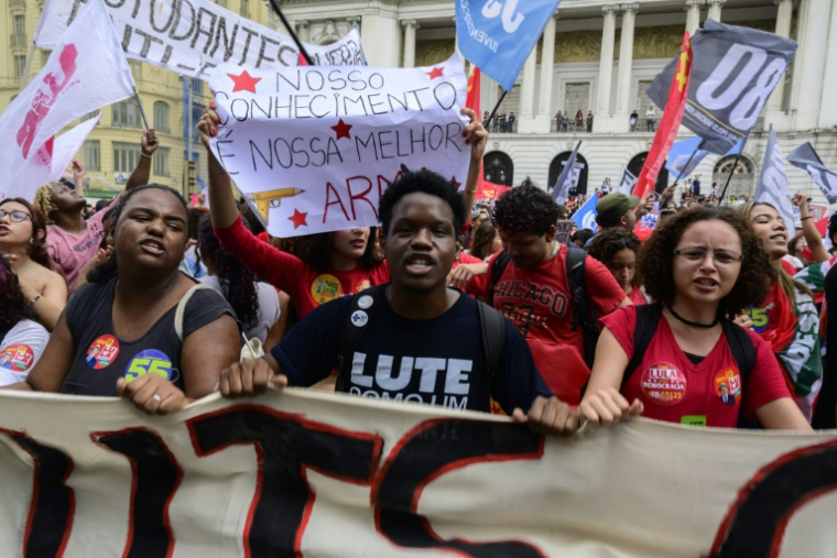 Des partisans du président de gauche Lula manifestent contre l'extrême droite à Rio de Janeiro, le 7 octobre 2026 ( AFP / Pablo PORCIUNCULA )