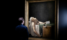 Un visiteur devant le tableau "La mort de Marat" (également connu sous le nom de "Marat Assassiné") du peintre français Jacques-Louis David, le 14 octobre 2025 au musée du Louvre à Paris ( AFP / Alain JOCARD )
