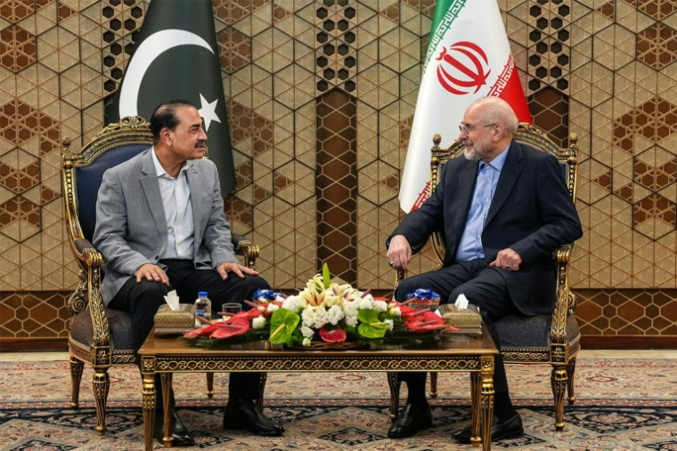 Photo fournie par l’Agence de presse de l’Assemblée consultative islamique (ICANA) montrant le président du Parlement iranien Mohammad Bagher Ghalibaf (à droite) et le chef de l’armée pakistanaise Asim Munir à Téhéran le 23 mai 2026 ( ICANA NEWS AGENCY / - )
