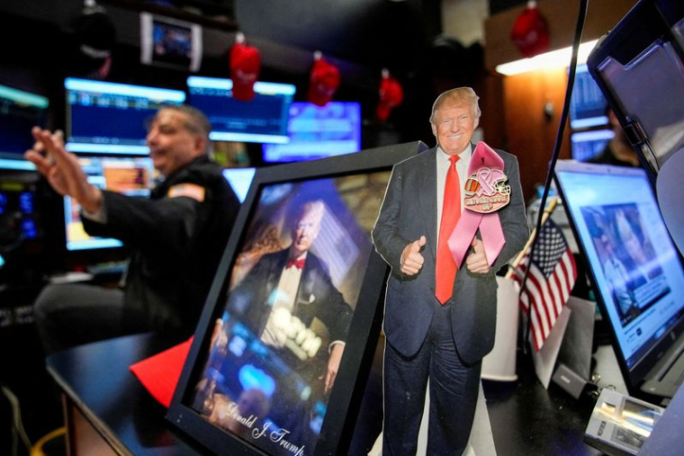 Des traders travaillent sur le parquet du New York Stock Exchange à New York