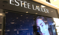 Un comptoir de cosmétiques Estée Lauder à Los Angeles