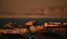 Des maisons dans un quartier résidentiel et des blocs de glace flottant sur la mer sont visibles sur le littoral de Nuuk, au Groenland, le 29 janvier 2026 ( AFP / Ina FASSBENDER )