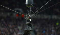 Une spidercam manque d’écraser un cameraman en plein match