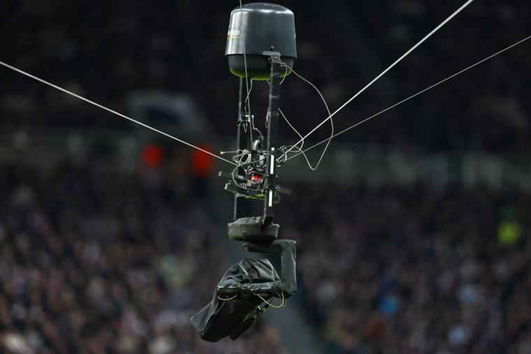 Une spidercam manque d’écraser un cameraman en plein match