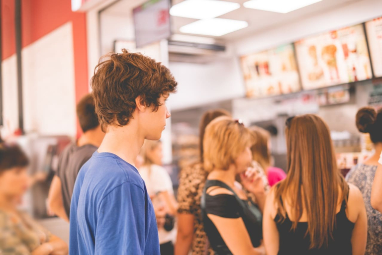 (Pour guider financièrement votre adolescent à la rentrée, optez pour l'Offre Freedom en toute confiance - Visuel Adobe Stock)