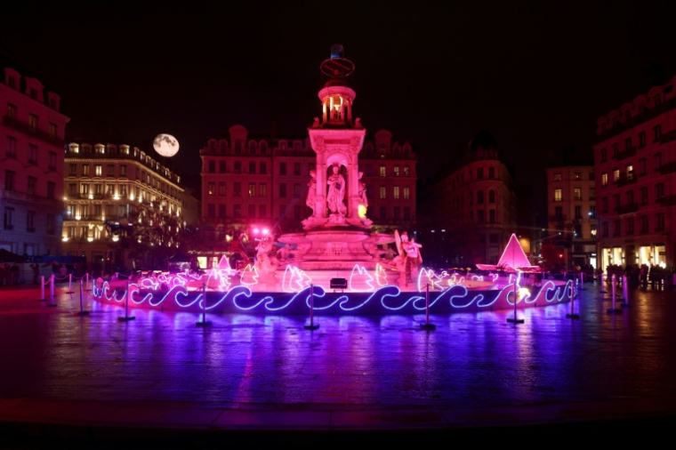 La place des Jacobins illuminée avec "Les Lumignons du coeur - L’Ile des Jacobins", une création de pour la Fête des lumières à Lyon, le 4 décembre 2025 ( AFP / Alex MARTIN )