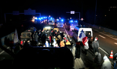 Manifestation d'agriculteurs dans la nuit du 15 au 16 décembre 2025 sur une rocade près de Toulouse ( AFP / Matthieu RONDEL )