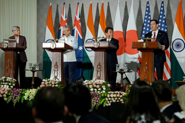 (g-d) Penny Wong, ministre australienne des Affaires étrangères, Subrahmanyam Jaishankar, ministre indien des Affaires étrangères, Toshimitsu Motegi, ministre japonais des Affaires étrangères, et Marco Rubio, secrétaire d'État américain, lors d'une conférence de presse conjointe à l'issue de la réunion des ministres des Affaires étrangères du Quad à New Delhi, le 26 mai 2026 ( POOL / Julia Demaree Nikhinson )
