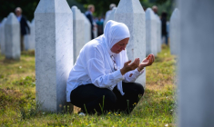 Une musulmane bosniaque prie parmi les tombes du cimetière commémoratif de Potocari, près de Srebrenica, en Bosnie orientale, le 11 juillet 2025 lors du 30e anniversaire du génocide commis par les forces serbes de Bosnie ( AFP / Andrej ISAKOVIC )