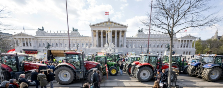 Manifestation d'agriculteurs devant le Parlement à Vienne pour pour réclamer l'étiquetage de l'origine des produits, le 1er avril 2026 ( AFP / Joe Klamar )
