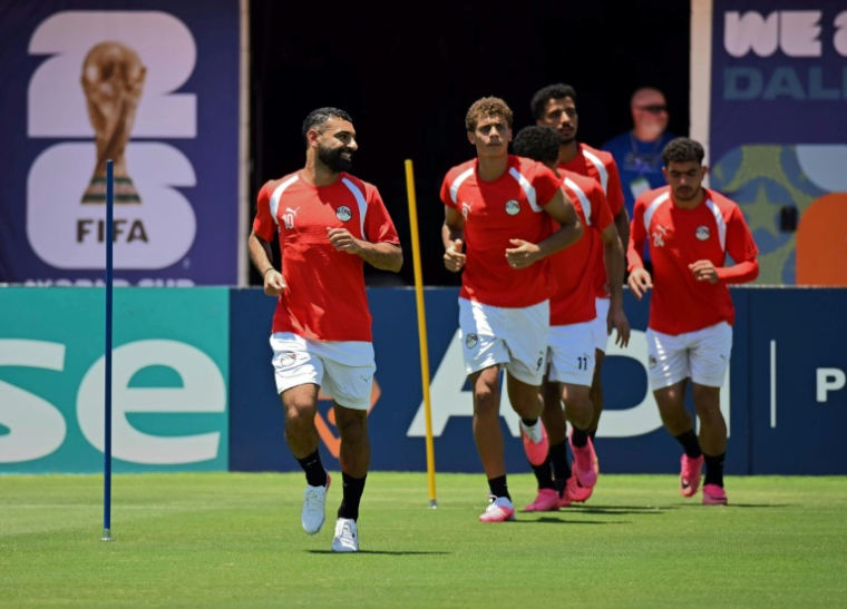 L'attaquant égyptien Mohamed Salah (à gauche), lors d'un entraînement à Dallas, avant le 16e de finale contre l'Australie, le 2 juillet 2026 ( AFP / Paul ELLIS )