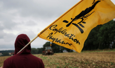 La Confédération paysanne, classé à gauche, a appelé les agriculteurs à faire "converger" les "colères" et rejoindre la mobilisation des lycéens avec leurs tracteurs, à l'image d'autres syndicats, comme la CGT, qui soutiennent le mouvement ( AFP / GUILLAUME SOUVANT )