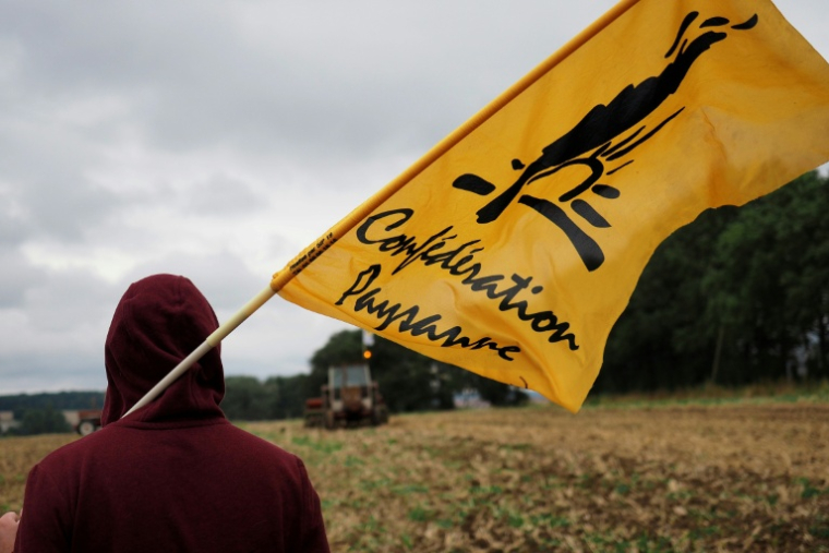 La Confédération paysanne, classé à gauche, a appelé les agriculteurs à faire "converger" les "colères" et rejoindre la mobilisation des lycéens avec leurs tracteurs, à l'image d'autres syndicats, comme la CGT, qui soutiennent le mouvement ( AFP / GUILLAUME SOUVANT )