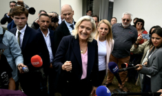 La candidate du RN à la présidentielle, Marine Le Pen, en déplacement au Porge, en Gironde, le 17 septembre 2026 ( AFP / Philippe LOPEZ )