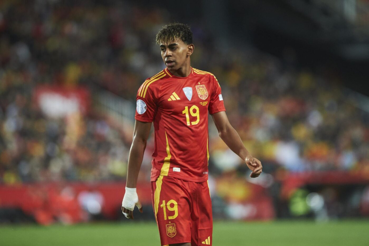 Lamine Yamal baisse son short pour répondre à Rafael van der Vaart