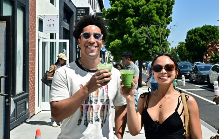 Des lattes glacés au matcha servis au Kettl Tea, dans le quartier de Los Feliz à Los Angeles, en Californie, le 20 mai 2025 ( AFP / Frederic J. BROWN )
