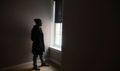 Un homme dans un nouvel appartement à Erie, en Pennsylvanie, États-Unis