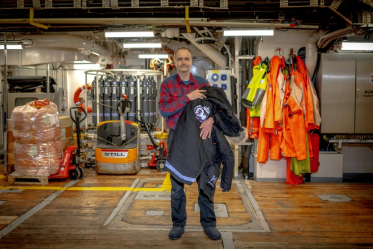 Le responsable du programme "ours polaires" de l'Institut polaire norvégien (NPI), Jon Aars, à bord du brise-glace de recherche "Kronprins Haakon" dans l'est du Spitzberg, dans l'archipel du Svalbard, le 10 avril 2025 ( AFP / Olivier MORIN )
