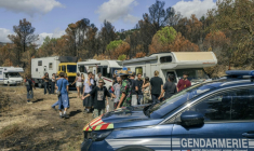 La gendarmerie bloque l'accès au site où se déroule la rave party interdite à Fontjoncouse, dans l'Aude, le 30 août 2025 ( AFP / Idriss Bigou-Gilles )