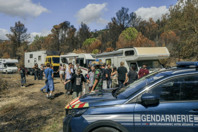 La gendarmerie bloque l'accès au site où se déroule la rave party interdite à Fontjoncouse, dans l'Aude, le 30 août 2025 ( AFP / Idriss Bigou-Gilles )