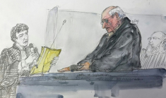 Croquis d'audience du chirurgien pédocriminel Joël Le Scouarnec (à droite) à son procès, le 5 mars 2025 à Vannes, dans l'ouest de la France  ( AFP / Benoit PEYRUCQ )