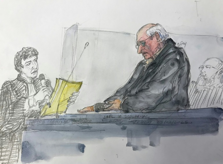 Croquis d'audience du chirurgien pédocriminel Joël Le Scouarnec (à droite) à son procès, le 5 mars 2025 à Vannes, dans l'ouest de la France ( AFP / Benoit PEYRUCQ )