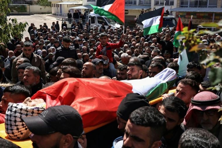 Funérailles de trois Palestiniens tués dans une attaque de colons israéliens, le 12 mars 2026 à Abou Falah, au nord-est de Ramallah ( AFP / Zain JAAFAR )