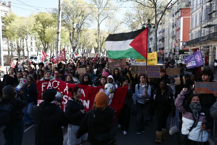 Des élèves participent à une manifestation d'enseignants contre les suppressions de postes, les fermetures de classes et pour la revalorisation des salaires lors d'une grève nationale de l'Éducation nationale, le 31 mars 2026 à Marseille ( AFP / Thibaud MORITZ )