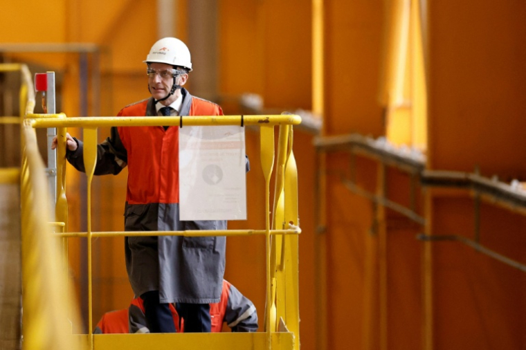 Le président Emmanuel Macron visite le site d'ArcelorMittal à Dunkerque, le 10 février 2026 dans le Nord ( POOL / Benoit Tessier )
