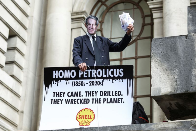 DES MANIFESTANTS POUR LE CLIMAT BLOQUENT LA RÉUNION DES ACTIONNAIRES DE SHELL