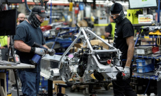 Des employés sur une chaîne de montage de motoneiges Polaris dans une usine de fabrication et d'assemblage à Roseau
