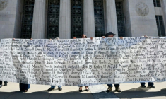 Des parents et des proches tiennent une banderole listant les noms des victimes devant la Cour supérieure de Los Angeles après le verdict du procès concernant les réseaux sociaux, le 25 mars 2026 en Californie ( AFP / Frederic J. Brown )