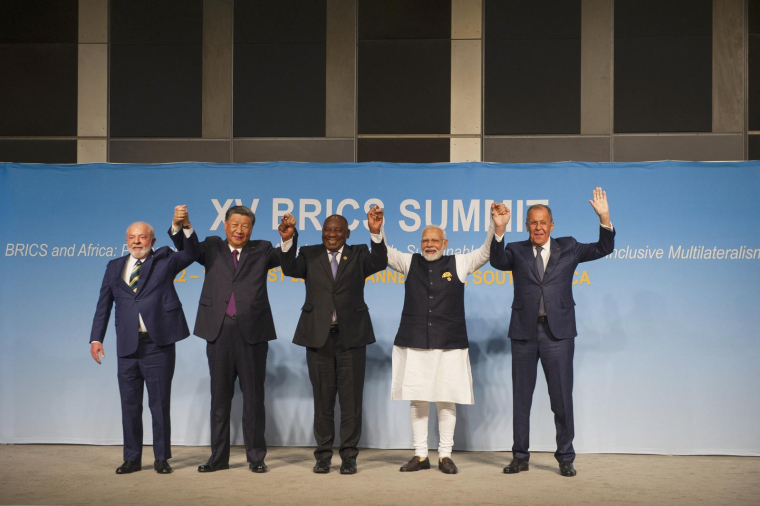 Le président du Brésil Luiz Inacio Lula da Silva, le président de la Chine Xi Jinping, le président de l'Afrique du Sud Cyril Ramaphosa, le Premier ministre de l'Inde Narendra Modi et le ministre russe des Affaires étrangères Sergueï Lavrov, au sommet des Brics, à Johannesburg le 23 août 2023. ( POOL / ALET PRETORIUS )