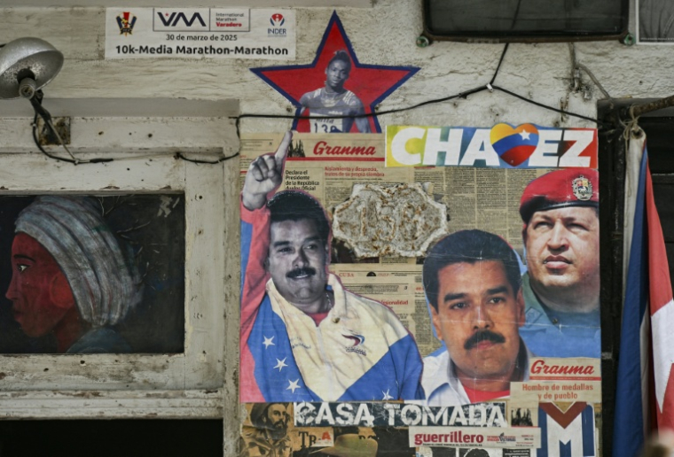 Affiche montrant le président vénézuélien déchu Nicolas Maduro et son prédécesseur Hugo Chavez, à La Havane le 14 janvier 2026 ( AFP / YAMIL LAGE )