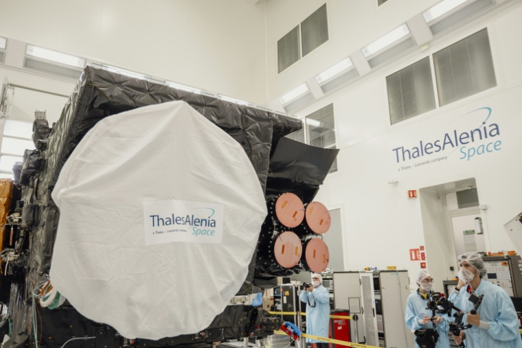 Le satellite Meteosat troisième génération (MTG) dans les locaux de Thales Alenia Space à Cannes, le 18 avril 2026  ( AFP / Frederic DIDES )