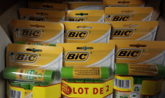 Des bâtons de colle fabriquées par BIC dans un supermarché de Nice